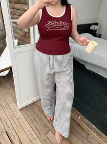 Dazy Plus Conjunto de top ajustado con estampado de letra y pantalones de pijama a rayas