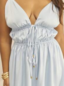 Aralina 曲线缎面 V 领扭纹肩带褶饰腰部飘逸迷你连衣裙夏季度假俱乐部服装女式连衣裙