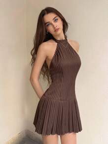 Sweetina Đầm ôm body xếp ly hở lưng sọc cổ điển Campus - Màu Khaki - Xem 1
