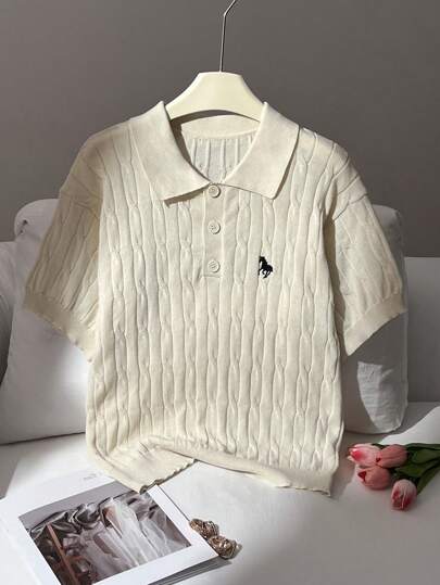 SHEIN Privé Top tricoté d'été grande taille à col polo blanc à demi-ouvert, motif animal jacquard à câble avec broderie. Décontracté et élégant, convient pour le bureau casual. Style vacances bord de mer, remise des diplômes, style universitaire pour femmes.