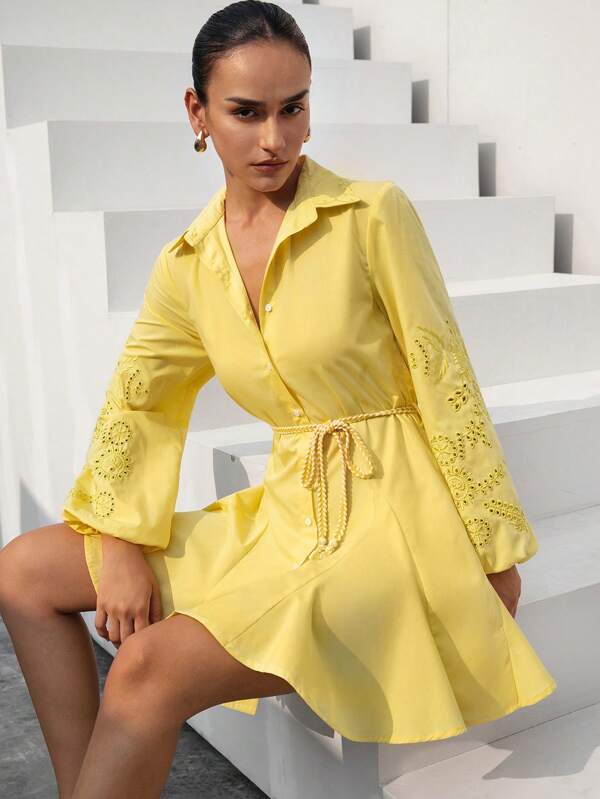 Aveloria Modichic Primavara/vara Noua moda frantuzeasca, minimalista, eleganta, demna, rochie de statiune, guler de camasa in talie cinchita in talie flatatoare, maneca tip felinar cu decupat brodat supradimensionat, curea inclusa, rochie midi scurta cu maneca lunga pentru femei