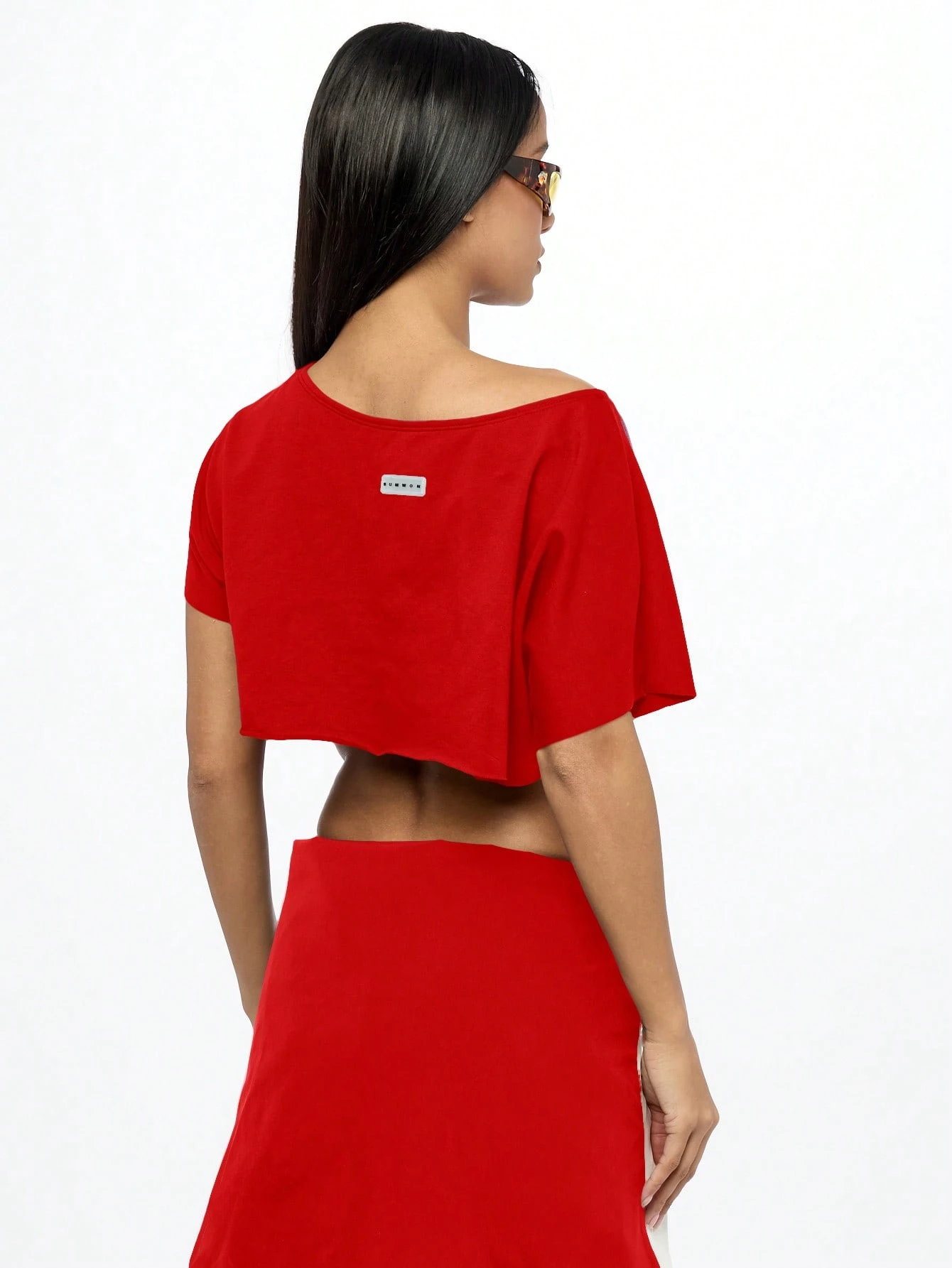SUMWON WOMEN T-shirt court à épaules dénudées et logo NY de style urbain