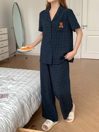SHEIN 少女简约韩版风格贴布图案泰迪熊装饰翻领贴布前短袖和裤子舒适休闲梭织睡衣套装，2 件套