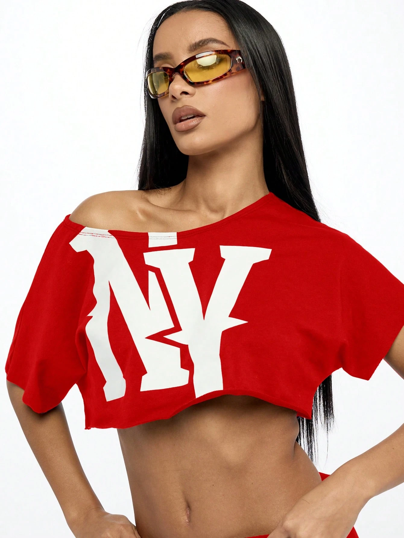 SUMWON WOMEN T-shirt court à épaules dénudées et logo NY de style urbain