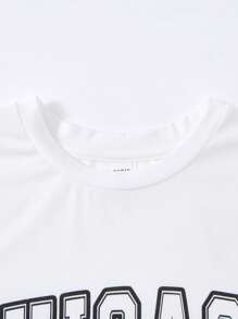 SHEIN Set de 2 piezas para adolescentes: Camiseta blanca de cuello redondo casual y deportiva, y pantalones cortos deportivos con decoración de cinta y estampado en inglés, adecuado para atuendos de niño adolescente, ropa de niño pequeño de vuelta al colegio. Apropiado para fiestas de cumpleaños, fiestas de noche, actuaciones, bodas, bautizos, ceremonias de apertura. Apto para uso diario, escuela, viajes, deportes, primavera y verano.