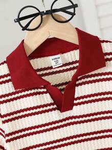 SHEIN Genkimix Kids 1件男童休闲学院风华夫格针织条纹Polo衫，V领，短袖，适合4-7岁春夏季男童。这款Sunny Boy Polo衫适合户外、学校和家居穿着。 - 酒紅色 - 查看 4