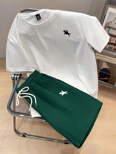 Manfinity Joysei طقم قميص أبيض بأكمام قصيرة وطباعة سيلويت راكب الخيل مع شورت أخضر منسوج قطعتين، هدية رائعة للحبيب، ملابس مريحة