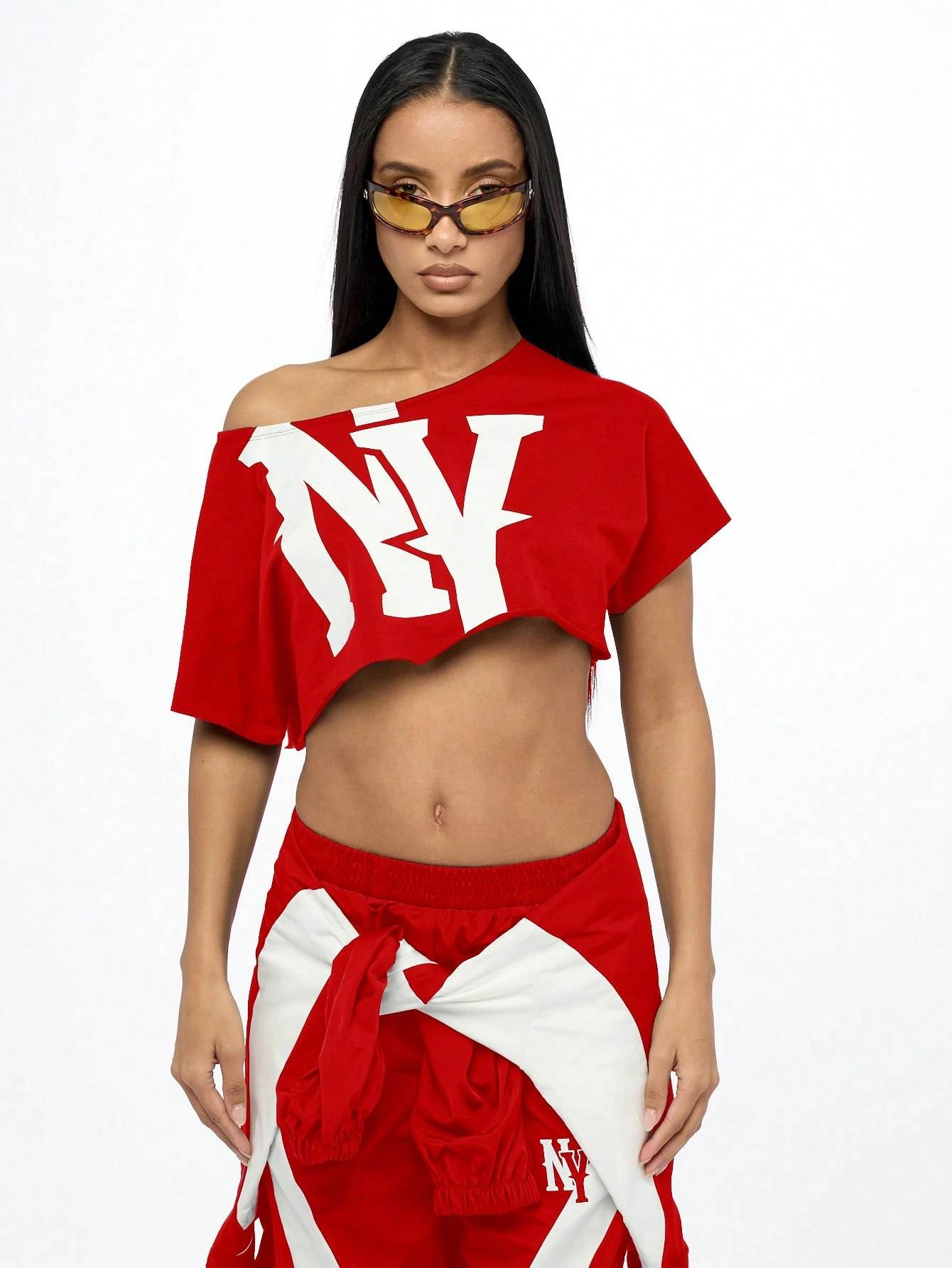 SUMWON WOMEN T-shirt court à épaules dénudées et logo NY de style urbain