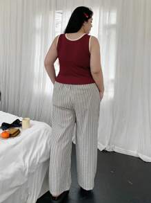 Dazy Plus Conjunto de top ajustado con estampado de letra y pantalones de pijama a rayas