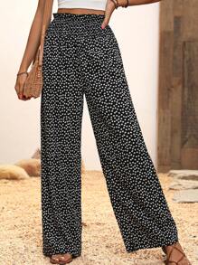 SHEIN Tall Pantalones anchos de pierna con volantes en el bajo, de estilo casual de vacaciones, con estampado floral diminuto de color negro y blanco, de una tela con sensación de lino, para mujeres