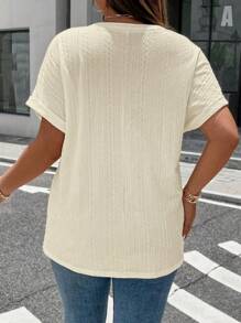 Calvaya 加大码 V 领短袖 T 恤，卷边袖口，木质纽扣装饰和纹理设计，适合户外和通勤的休闲装