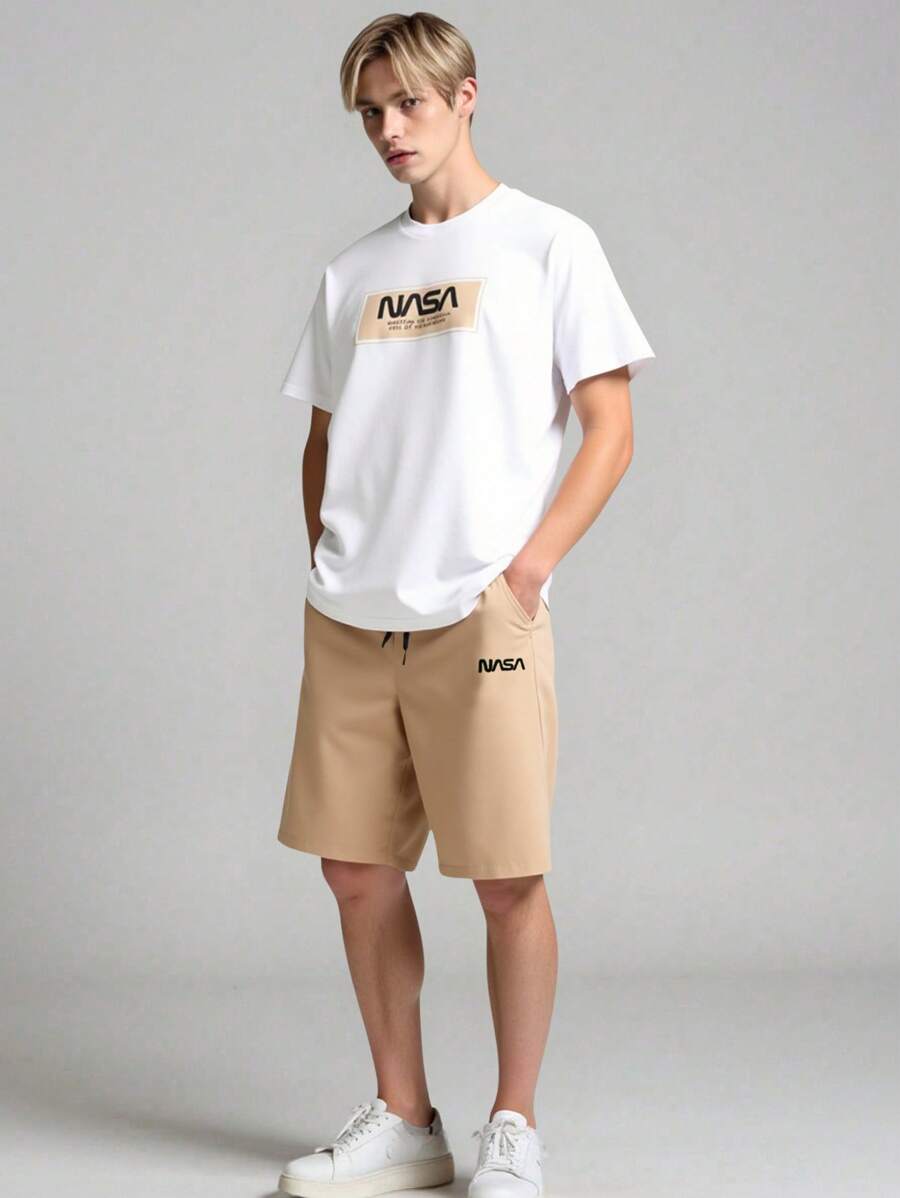 SHEIN Vacaura 2 件套青少年男孩休闲时尚黑色圆领字母印花 T 恤上衣和卡其色梭织短裤,全新夏季经典配色 - 彩色 - 查看 1