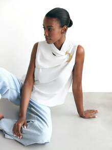 Maija 女士白色高领不对称肩部金属装饰衬衫，现代都市时尚办公室女士工作服，春/夏，精准时尚修身不对称领口金属装饰 H 字型商务休闲，低调富裕氛围，通勤百搭都市生活方式，杂志编辑同款都市社交假日派对时尚女性上衣