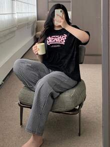 Dazy Plus 艺术字母印花宽松短袖上衣和条纹睡裤睡衣家居服套装 - 黑色 - 查看 9