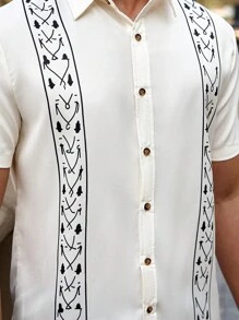 Manfinity Homme Conjunto informal de 2 piezas de camisa de manga corta con botones delanteros y estampado y pantalones cortos para hombre, para verano