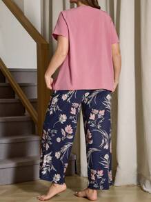 SHEIN 1 Conjunto de pijama casual para el hogar con top de unicolor y pantalones largos con estampado floral para tallas grandes