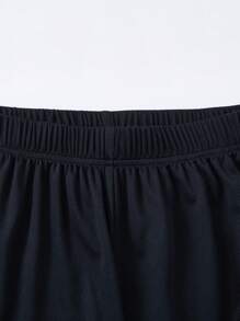 SHEIN Set de 2 piezas para adolescentes: Camiseta blanca de cuello redondo casual y deportiva, y pantalones cortos deportivos con decoración de cinta y estampado en inglés, adecuado para atuendos de niño adolescente, ropa de niño pequeño de vuelta al colegio. Apropiado para fiestas de cumpleaños, fiestas de noche, actuaciones, bodas, bautizos, ceremonias de apertura. Apto para uso diario, escuela, viajes, deportes, primavera y verano.
