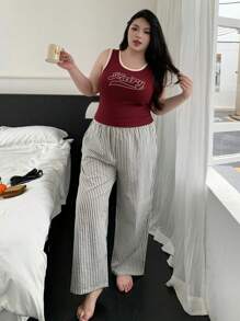 Dazy Plus Conjunto de top ajustado con estampado de letra y pantalones de pijama a rayas