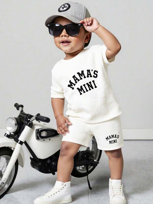 SHEIN 2 pièces Ensemble décontracté pour tout-petits et bébés garçons : t-shirt à manches courtes à col rond en tricot et tissu texturé avec impression de lettres, et short à taille élastique. Été, vêtements pour enfants, vêtements pour tout-petits, tenue pour bébé, ensemble pour bébé garçon, t-shirt pour tout-petit, short pour tout-petit, ensemble bébé, 6 mois - 3 ans