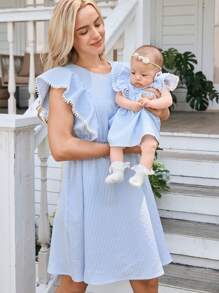 SHEIN Vestido casual de embarazo de verano con rayas y dobladillo con volantes