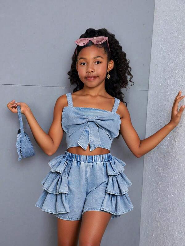 SHEIN Conjunto de 2 piezas de verano estilo boho para niñas preadolescentes, con top decorado con gran lazo de mariposa en denim lavado claro y shorts vaqueros de volantes tipo pastel, ideal para vacaciones, conciertos de verano, festivales casuales, fiestas de verano, graduación, etc.