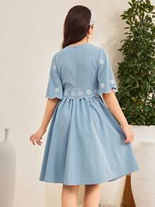 SHEIN 青少年女孩宽松休闲简约舒适圆领荷叶边扇形花卉印花连衣裙 - 白色 - 查看 2