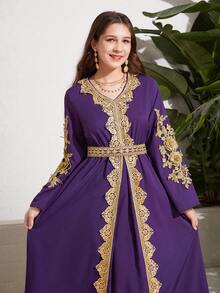 少女传统阿拉伯长裙，长袖，纯色，优雅宽松版型，金色蕾丝刺绣饰边，V领，花朵贴花喇叭袖，腰部系带蝴蝶结，端庄得体。 - 紫色 - 查看 4