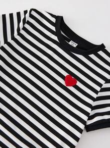 SHEIN 年轻男孩休闲可爱风格心形刺绣圆领针织T恤，适合春季、夏季、休闲装、母亲节、家庭装 - 黑與白 - 查看 2