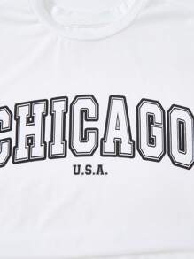 SHEIN Set de 2 piezas para adolescentes: Camiseta blanca de cuello redondo casual y deportiva, y pantalones cortos deportivos con decoración de cinta y estampado en inglés, adecuado para atuendos de niño adolescente, ropa de niño pequeño de vuelta al colegio. Apropiado para fiestas de cumpleaños, fiestas de noche, actuaciones, bodas, bautizos, ceremonias de apertura. Apto para uso diario, escuela, viajes, deportes, primavera y verano.