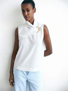 Maija 女士白色高领不对称肩部金属装饰衬衫，现代都市时尚办公室女士工作服，春/夏，精准时尚修身不对称领口金属装饰 H 字型商务休闲，低调富裕氛围，通勤百搭都市生活方式，杂志编辑同款都市社交假日派对时尚女性上衣