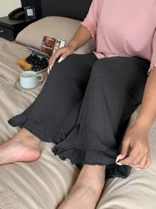 Dazy Plus Conjunto de pijama de talla grande con top suelto de unicolor y pantalones con volados en el bajo y cintura con cordón, para mujer en casa o de vacaciones