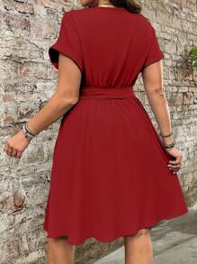 SHEIN Clasi Gaun Mini Kasual Ukuran Besar untuk Liburan, Leher V, Pinggang Ramping, Warna Burgundy - Merah - View 2