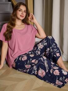 SHEIN 1 Conjunto de pijama casual para el hogar con top de unicolor y pantalones largos con estampado floral para tallas grandes