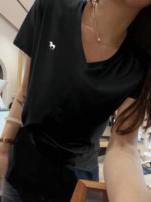 DAZY 女士V领休闲刺绣短袖T恤，适合夏季 - 黑色 - 查看 3