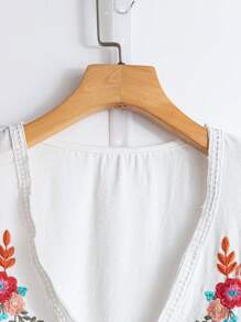 SHEIN LUNE 大码女式V领刺绣拼布荷叶边短袖衬衫 - 白色 - 查看 5