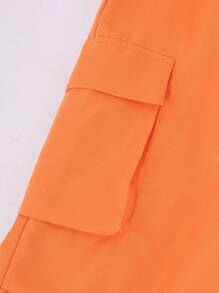 SHEIN 2 件套 Tween 女童亮橙色字母印花短袖 T 恤和工装口袋裤套装，休闲街头服饰春夏