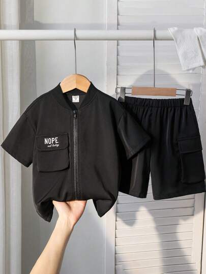 2 件套年轻男孩休闲学院风时尚舒适简约实用百搭柔软酷炫街头黑色实用口袋印花衬衫和短裤套装，适合春夏季
