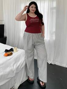 Dazy Plus Conjunto de top ajustado con estampado de letra y pantalones de pijama a rayas