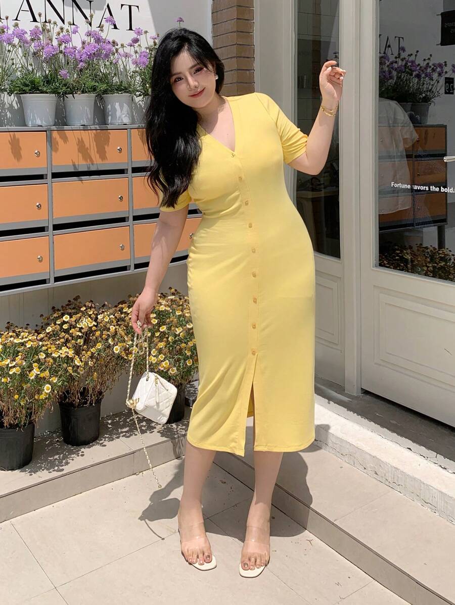 Dazy Plus Vestido de corte envolvente de talla grande de punto elástico con manga corta, cuello en V, decoración de botón, dobladillo dividido. Vestido casual de mujer para el sol, vestidos de mujer de talla grande - Amarillo - Ver 1