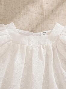 SHEIN Kleine Mädchen Süßes und niedliches 2-teiliges Set aus A-Linien-Oberteil und Shorts mit quadratischem Ausschnitt und Puffärmeln, besticktem Stoff, geeignet für den Sommer und für draußen, Cut Out