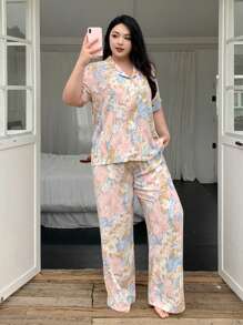 Dazy Plus Conjunto de pijama con parte superior de manga corta holgada de cuello vuelto con estampado floral y pantalón