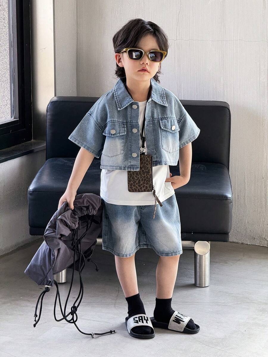 SHEIN 3 Stücke/Set Mode Jungen Outfit: Washed Blau Denim Jacke, Weißes Rundhals Kurzarm T-Shirt, Lässige Washed Blau Denim Shorts Sommer Freizeitoutfit - Blau - Übersicht 1