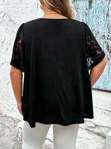 SHEIN CURVE+ Áo thun tay bèo nhún họa tiết hoa thêu hoa cỡ lớn dành cho nữ, mặc khi đi nghỉ ở bãi biển khi tốt nghiệp - màu đen - Xem 2