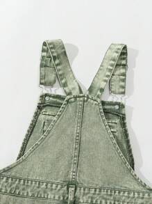 牛仔布少女休闲日常都市街头绿色牛仔吊带裙，配有可调节肩带和多个口袋