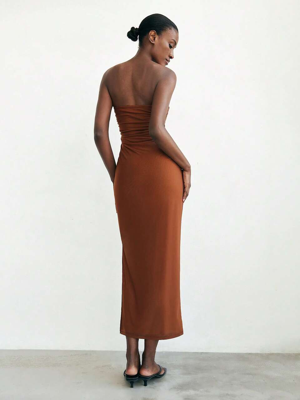 SHEIN Maija Braunes, Cut Out Falten-Dekor-Kleid für Frauen, Schlitz-Design schlank sitzend, urbaner, schicker Stil, Essentiell für Frühling/Sommer, Mode & Minimalismus