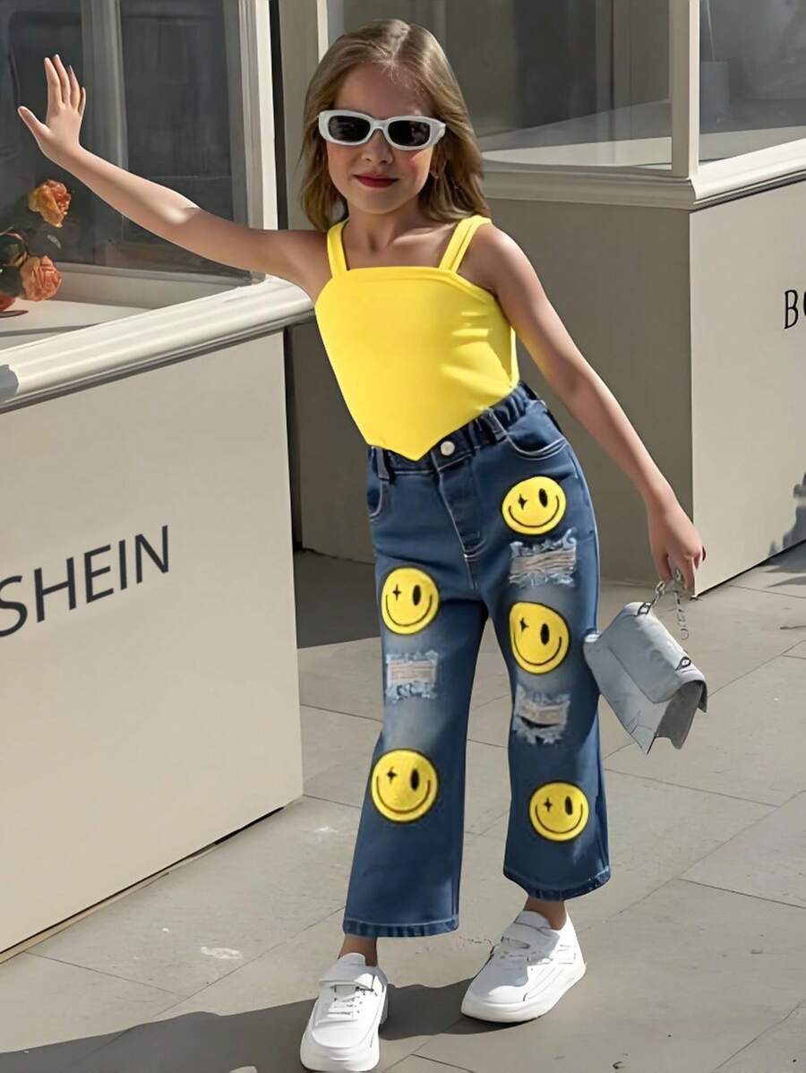 SHEIN طقم قميص كامي بتصميم غير متماثل والبنطال المطبوع بوجه الضحك للفتاة الصغيرة، 2 قطعة