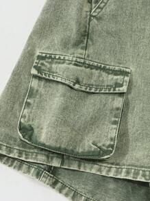 牛仔布少女休闲日常都市街头绿色牛仔吊带裙，配有可调节肩带和多个口袋