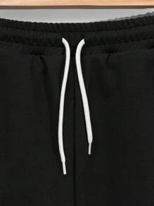 RueChic Ensemble deux-pièces composé d'un t-shirt regular à rayures avec lettrage pour homme et d'un short
