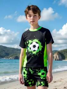 Traje de baño para niños pequeños con estampado de fútbol de manga corta y shorts (estampado fijo)