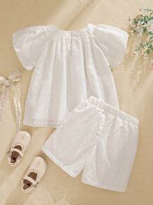 SHEIN Kleine Mädchen Süßes und niedliches 2-teiliges Set aus A-Linien-Oberteil und Shorts mit quadratischem Ausschnitt und Puffärmeln, besticktem Stoff, geeignet für den Sommer und für draußen, Cut Out